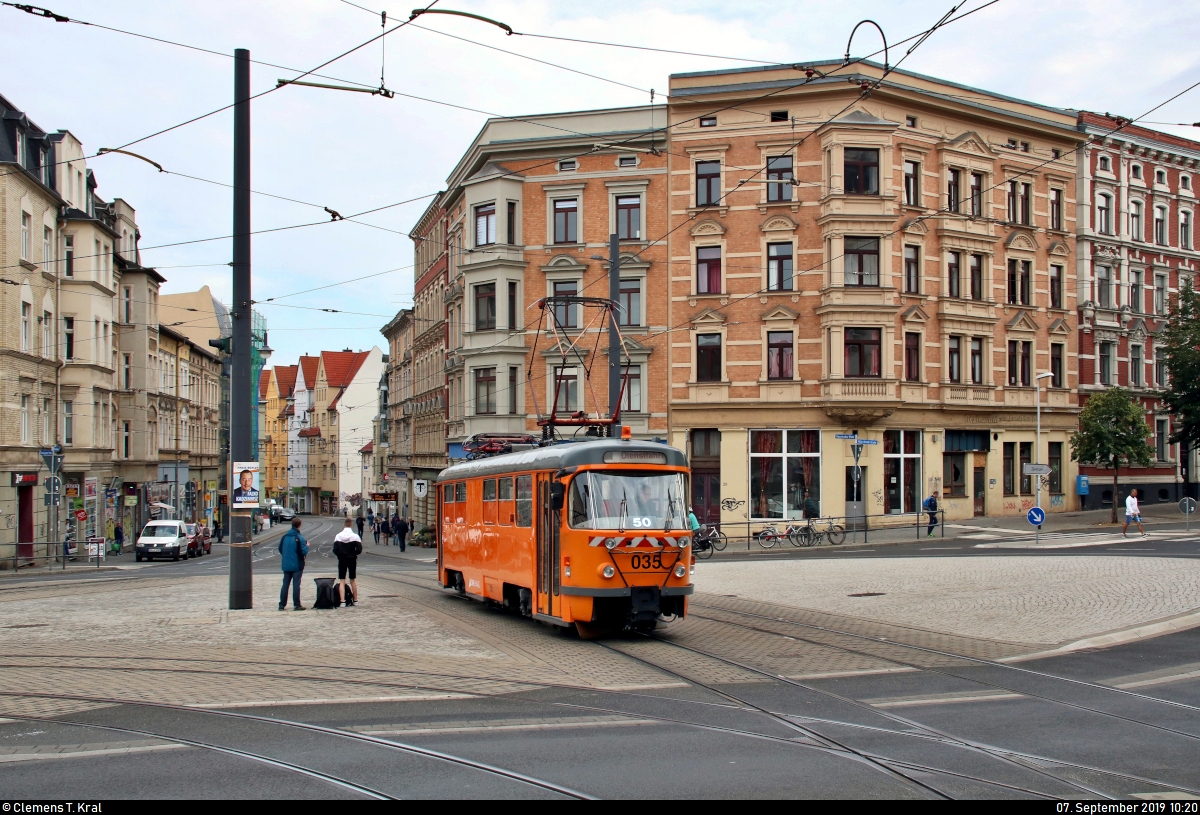 50 Jahre Tatrawagen in Halle (Saale)
Anlässlich ihrer 50-jährigen Betriebszugehörigkeit im halleschen Straßenbahnnetz veranstalten die Halleschen Straßenbahnfreunde e.V. (HSF) gemeinsam mit der Halleschen Verkehrs-AG (HAVAG) einen rund zweistündigen Fahrzeugkorso mit allen vorhandenen Tatrawagen und deren Umbauten im Stadtgebiet von Halle.
Hier überquert Arbeitsfahrzeug Tatra T4D-C, Wagen 035, der HAVAG, als Schlusslicht des Korsos den Rannischen Platz Richtung Haltestelle Vogelweide.
[7.9.2019 | 10:20 Uhr]