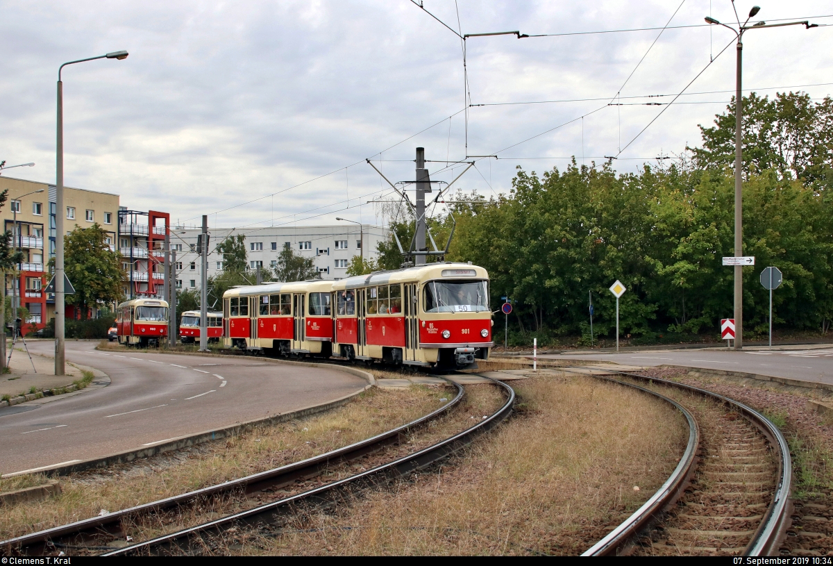 50 Jahre Tatrawagen in Halle (Saale)
Anlässlich ihrer 50-jährigen Betriebszugehörigkeit im halleschen Straßenbahnnetz veranstalten die Halleschen Straßenbahnfreunde e.V. (HSF) gemeinsam mit der Halleschen Verkehrs-AG (HAVAG) einen rund zweistündigen Fahrzeugkorso mit allen vorhandenen Tatrawagen und deren Umbauten im Stadtgebiet von Halle.
Hier befindet sich Tatra T4D, Wagen 901 mit Beiwagen 101, der HSF kurz vor der Haltestelle Wiener Straße, Höhe Südstadtring/Böllberger Weg.
Dahinter sind schon Zweirichtungswagen Tatra ZT4D, Wagen 900, und Tatra T4D, Wagen 931, der HSF erkennbar.
[7.9.2019 | 10:34 Uhr]