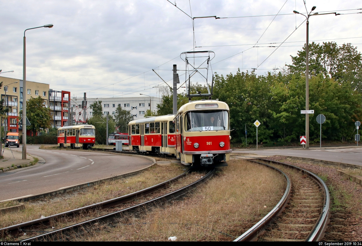 50 Jahre Tatrawagen in Halle (Saale)
Anlässlich ihrer 50-jährigen Betriebszugehörigkeit im halleschen Straßenbahnnetz veranstalten die Halleschen Straßenbahnfreunde e.V. (HSF) gemeinsam mit der Halleschen Verkehrs-AG (HAVAG) einen rund zweistündigen Fahrzeugkorso mit allen vorhandenen Tatrawagen und deren Umbauten im Stadtgebiet von Halle.
Hier befindet sich Tatra T4D, Wagen 901 mit Beiwagen 101, der HSF kurz vor der Haltestelle Wiener Straße, Höhe Südstadtring/Böllberger Weg.
Im Hintergrund kündigt sich schon der Großzug Tatra T4D-C, Wagen 1201 und 1176 sowie Beiwagen 204, der HAVAG an.
[7.9.2019 | 10:34 Uhr]