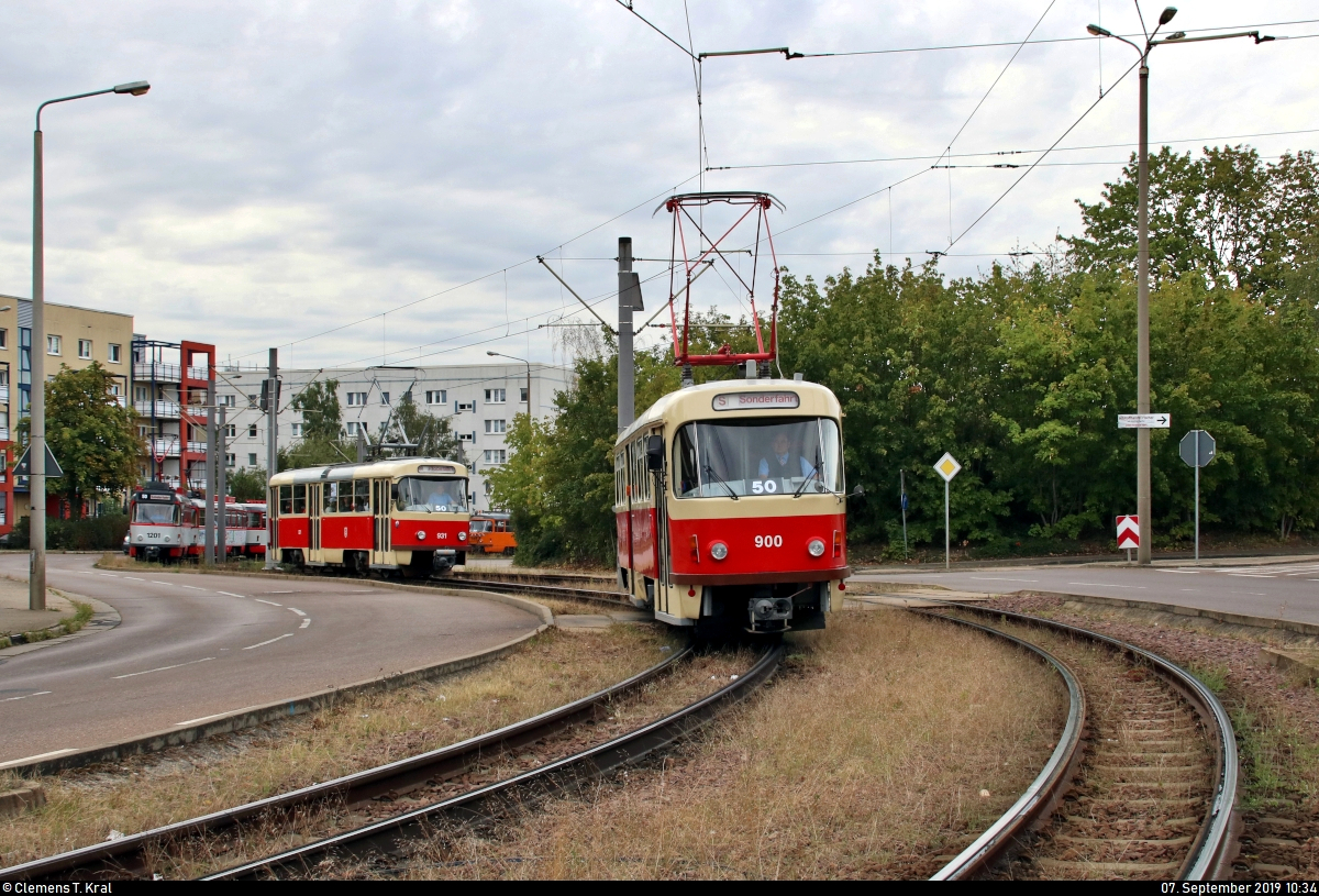 50 Jahre Tatrawagen in Halle (Saale)
Anlässlich ihrer 50-jährigen Betriebszugehörigkeit im halleschen Straßenbahnnetz veranstalten die Halleschen Straßenbahnfreunde e.V. (HSF) gemeinsam mit der Halleschen Verkehrs-AG (HAVAG) einen rund zweistündigen Fahrzeugkorso mit allen vorhandenen Tatrawagen und deren Umbauten im Stadtgebiet von Halle.
Hier befindet sich Zweirichtungswagen Tatra ZT4D, Wagen 900, der HSF kurz vor der Haltestelle Wiener Straße, Höhe Südstadtring/Böllberger Weg.
Dahinter geben sich schon Tatra T4D, Wagen 931, der HSF, Großzug Tatra T4D-C, Wagen 1201 und 1176 sowie Beiwagen 204, der HAVAG und sogar Arbeitsfahrzeug Tatra T4D-C, Wagen 035, der HAVAG zu erkennen.
[7.9.2019 | 10:34 Uhr]