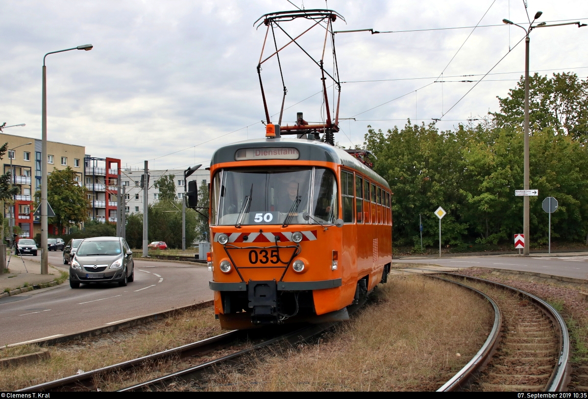 50 Jahre Tatrawagen in Halle (Saale)
Anlässlich ihrer 50-jährigen Betriebszugehörigkeit im halleschen Straßenbahnnetz veranstalten die Halleschen Straßenbahnfreunde e.V. (HSF) gemeinsam mit der Halleschen Verkehrs-AG (HAVAG) einen rund zweistündigen Fahrzeugkorso mit allen vorhandenen Tatrawagen und deren Umbauten im Stadtgebiet von Halle.
Hier befindet sich Arbeitsfahrzeug Tatra T4D-C, Wagen 035, der HAVAG kurz vor der Haltestelle Wiener Straße, Höhe Südstadtring/Böllberger Weg.
Der Korso geht zu diesem Zeitpunkt noch etwa 45 Minuten und führt über Böllberg, Rannischer Platz, Riebeckplatz, Am Steintor, Frohe Zukunft, Am Steintor bis zum Endpunkt Markt/Kleinschmieden.
Ich beende aber an dieser Stelle die Fotoaufnahmen. Zu anstrengend wäre es, den Korso weiterhin mit dem Fahrrad an geeigneten Stellen zu verfolgen. Außerdem stand schon das nächste Bahn-Highlight bevor, weshalb der unweit entfernte Bahnhof Halle Südstadt aufgesucht wurde...
[7.9.2019 | 10:35 Uhr]