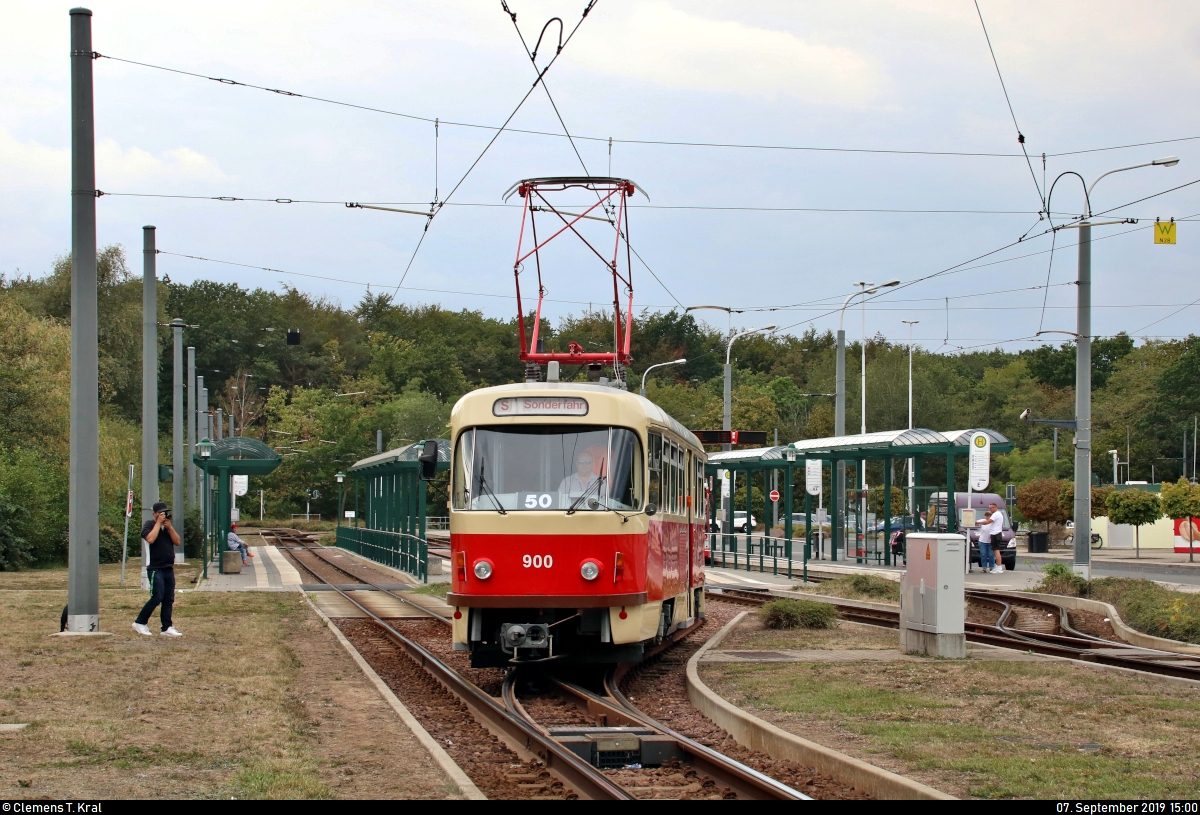 50 Jahre Tatrawagen in Halle (Saale)
Anlässlich ihrer 50-jährigen Betriebszugehörigkeit im halleschen Straßenbahnnetz verkehren alle vorhandenen Tatrawagen und deren Umbauten der Halleschen Straßenbahnfreunde e.V. (HSF) und der Halleschen Verkehrs-AG (HAVAG) an diesem Samstag auf der Sonderlinie 50 zwischen Riebeckplatz und Kröllwitz. Zuvor fand am Vormittag ein Fahrzeugkorso im Stadtgebiet von Halle statt.
Hier verlässt Zweirichtungswagen Tatra ZT4D, Wagen 900, der HSF die Starthaltestelle Kröllwitz auf Gleis C und nimmt Kurs auf den Riebeckplatz über Bhf. Seebener Straße, Geschwister-Scholl-Straße, Zoo, Reileck, Marktplatz.
[7.9.2019 | 15:00 Uhr]