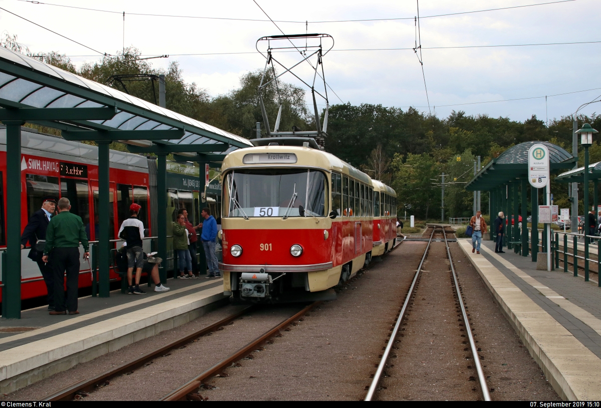 50 Jahre Tatrawagen in Halle (Saale)
Anlässlich ihrer 50-jährigen Betriebszugehörigkeit im halleschen Straßenbahnnetz verkehren alle vorhandenen Tatrawagen und deren Umbauten der Halleschen Straßenbahnfreunde e.V. (HSF) und der Halleschen Verkehrs-AG (HAVAG) an diesem Samstag auf der Sonderlinie 50 zwischen Riebeckplatz und Kröllwitz. Zuvor fand am Vormittag ein Fahrzeugkorso im Stadtgebiet von Halle statt.
Hier steht Tatra T4D, Wagen 901 mit Beiwagen 101, der HSF in der Endhaltestelle Kröllwitz auf Gleis C.
[7.9.2019 | 15:10 Uhr]