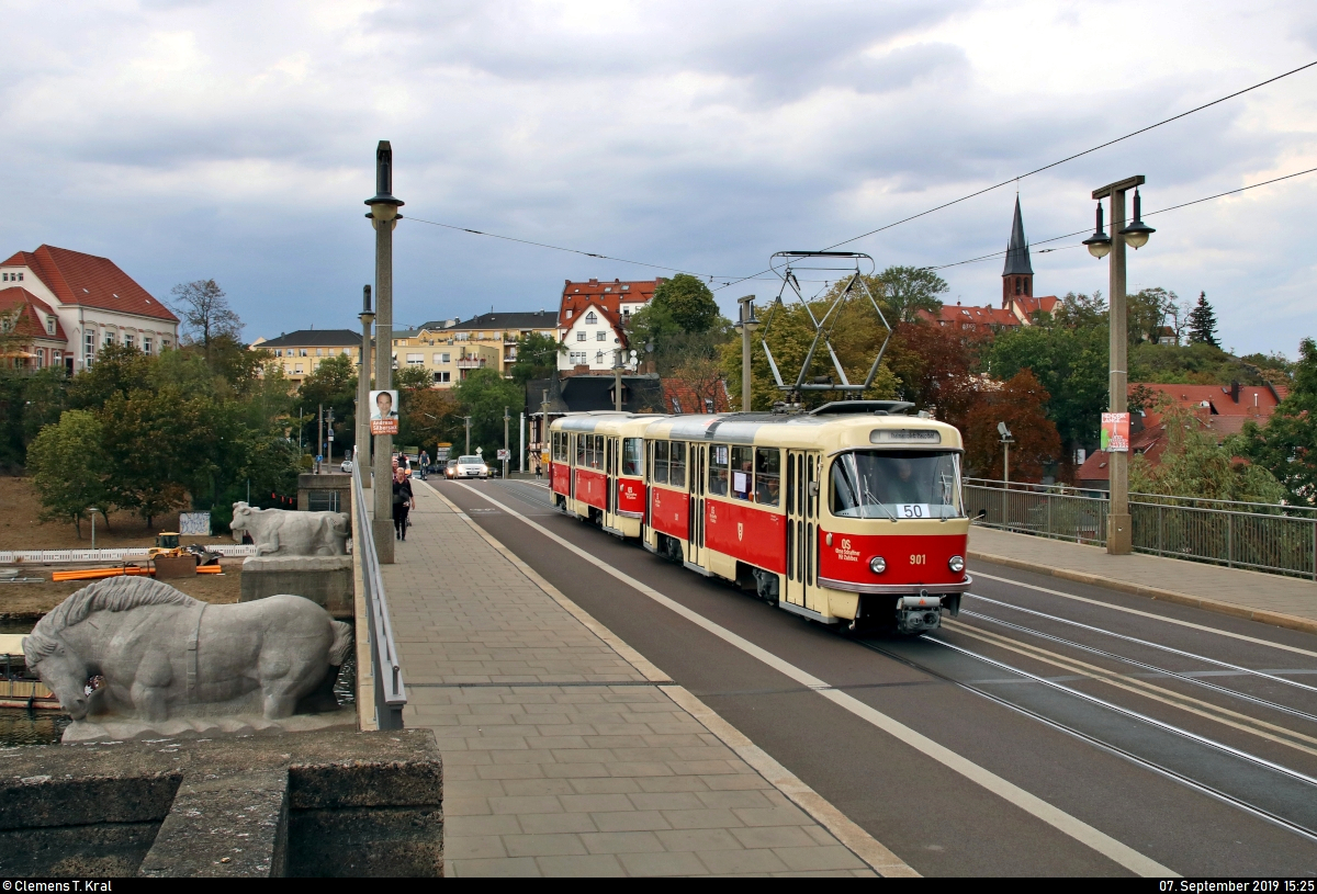 50 Jahre Tatrawagen in Halle (Saale)
Anlässlich ihrer 50-jährigen Betriebszugehörigkeit im halleschen Straßenbahnnetz verkehren alle vorhandenen Tatrawagen und deren Umbauten der Halleschen Straßenbahnfreunde e.V. (HSF) und der Halleschen Verkehrs-AG (HAVAG) an diesem Samstag auf der Sonderlinie 50 zwischen Riebeckplatz und Kröllwitz. Zuvor fand am Vormittag ein Fahrzeugkorso im Stadtgebiet von Halle statt.
Hier befährt Tatra T4D, Wagen 901 mit Beiwagen 101, der HSF auf dem Weg zum Riebeckplatz die Kröllwitzer Brücke (Giebichensteinbrücke), hier zu sehen mit den Pfeilerfiguren  Kuh und Pferd  von Gerhard Marcks.
[7.9.2019 | 15:25 Uhr]