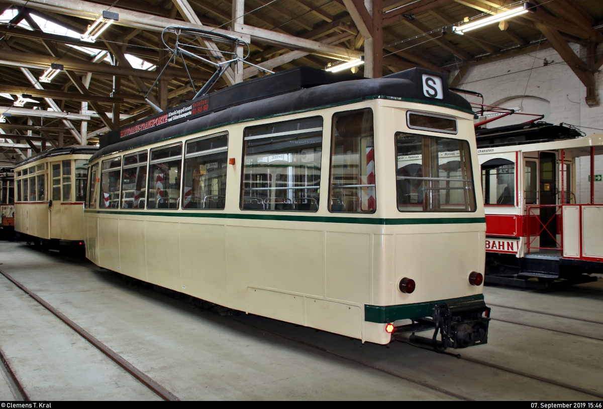 50 Jahre Tatrawagen in Halle (Saale)
Anlässlich ihrer 50-jährigen Betriebszugehörigkeit hat ebenso das Historische Straßenbahndepot (Museum) der Halleschen Straßenbahnfreunde e.V. (HSF) in der Seebener Straße geöffnet.
Hier mit einem unbekannten Triebwagen der HSF, den ich leider nicht ausfindig machen konnte. Vielleicht kann jemand helfen?
[7.9.2019 | 15:46 Uhr]