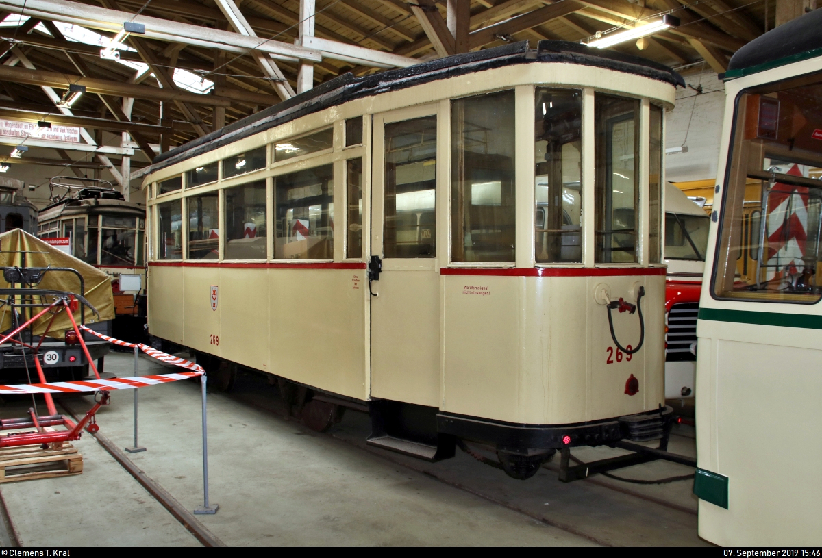 50 Jahre Tatrawagen in Halle (Saale)
Anlässlich ihrer 50-jährigen Betriebszugehörigkeit hat ebenso das Historische Straßenbahndepot (Museum) der Halleschen Straßenbahnfreunde e.V. (HSF) in der Seebener Straße geöffnet.
Hier mit Beiwagen 269 der HSF, hergestellt 1925 von Christoph & Unmack in Niesky.
[7.9.2019 | 15:46 Uhr]