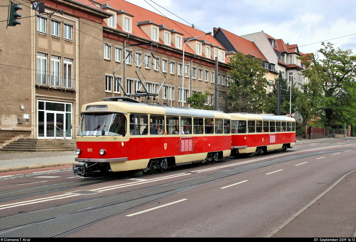 50 Jahre Tatrawagen in Halle (Saale)
Anlässlich ihrer 50-jährigen Betriebszugehörigkeit im halleschen Straßenbahnnetz verkehren alle vorhandenen Tatrawagen und deren Umbauten der Halleschen Straßenbahnfreunde e.V. (HSF) und der Halleschen Verkehrs-AG (HAVAG) an diesem Samstag auf der Sonderlinie 50 zwischen Riebeckplatz und Kröllwitz. Zuvor fand am Vormittag ein Fahrzeugkorso im Stadtgebiet von Halle statt.
Hier biegt Tatra T4D, Wagen 901 mit Beiwagen 101, der HSF auf dem Weg nach Kröllwitz gleich von der Reilstraße in die Geschwister-Scholl-Straße ein.
[7.9.2019 | 16:13 Uhr]