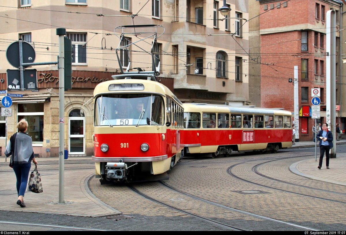 50 Jahre Tatrawagen in Halle (Saale)
Anlässlich ihrer 50-jährigen Betriebszugehörigkeit im halleschen Straßenbahnnetz verkehren alle vorhandenen Tatrawagen und deren Umbauten der Halleschen Straßenbahnfreunde e.V. (HSF) und der Halleschen Verkehrs-AG (HAVAG) an diesem Samstag auf der Sonderlinie 50 zwischen Riebeckplatz und Kröllwitz. Zuvor fand am Vormittag ein Fahrzeugkorso im Stadtgebiet von Halle statt.
Hier verlässt Tatra T4D, Wagen 901 mit Beiwagen 101, der HSF auf seiner letzten Fahrt zum Riebeckplatz die Haltestelle Franckeplatz.
[7.9.2019 | 17:07 Uhr]