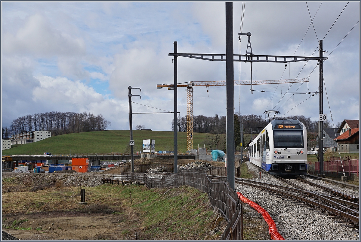 50 km/h pro Stunde darf der Regionalzug S50 14826, bestehend aus dem Be 2/4 106, B und ABe 2/4 106 Richtung Montbovon beim Verlassen des Bahnhofs von Châtel St-Denis fahren. 

Richtung Palézieux sind 55 km/h zugelassen, doch 55 km/h wird hier kein Zug mehr fahren, denn die Strecke ist stillgelegt und überraschend viele Gleise und Fahrleitungsabschnitte entfernt worden, die freilich bis zur Eröffnung des Durchgangsbahnhofs von Châtel St-Denis, hier im links im Bild zu erkennen, wieder aufgebaut werden. 

10 März 2019