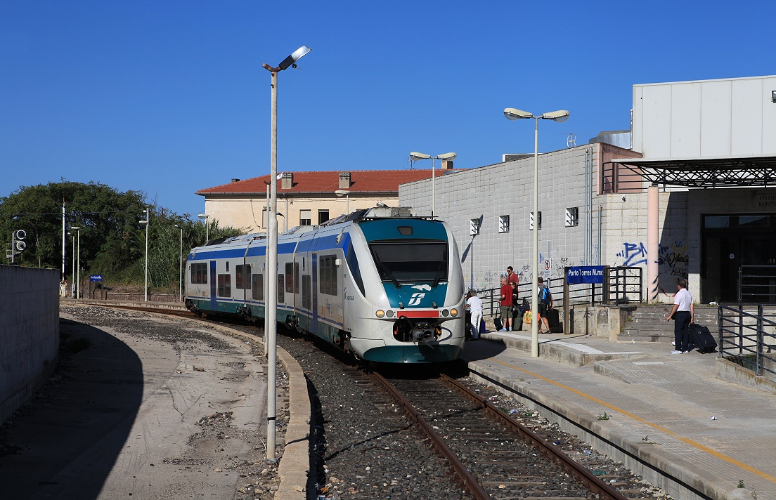 501 069 im neuen Bahnhof Porto Torres Marittima mit Zug 3953, 31.08.2014.