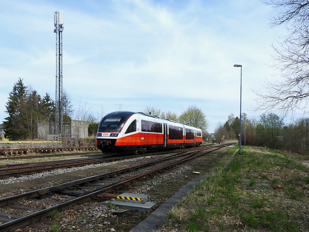 5022 005-0 verlässt als R5973 den Bhf. Ried; 220413