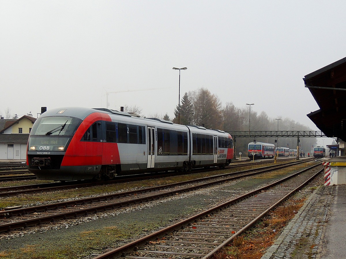 5022 006-0  MACHLAND  entfernt sich als R5973 aus dem Bhf. Ried, und stellt die BR5047 in den Hintergrund; 131221