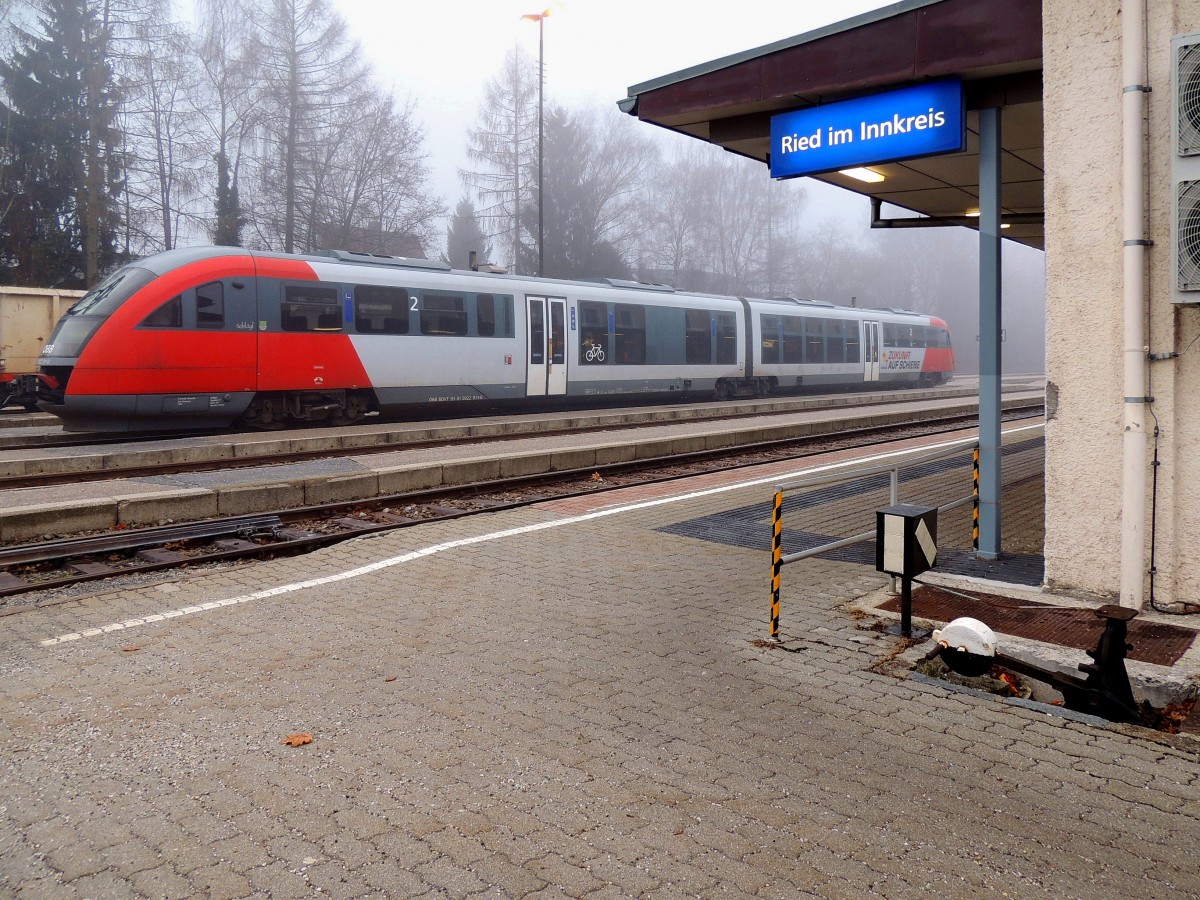 5022 011-0  Schlägl  kann aufgrund eines Eisenbahnkreuzungsunfalles seine Reise nach Simbach nicht fortsetzen, und wartet bei dichtem Nebel am Bhf. Ried auf die Rückfahrt Richtung Linz; 140120