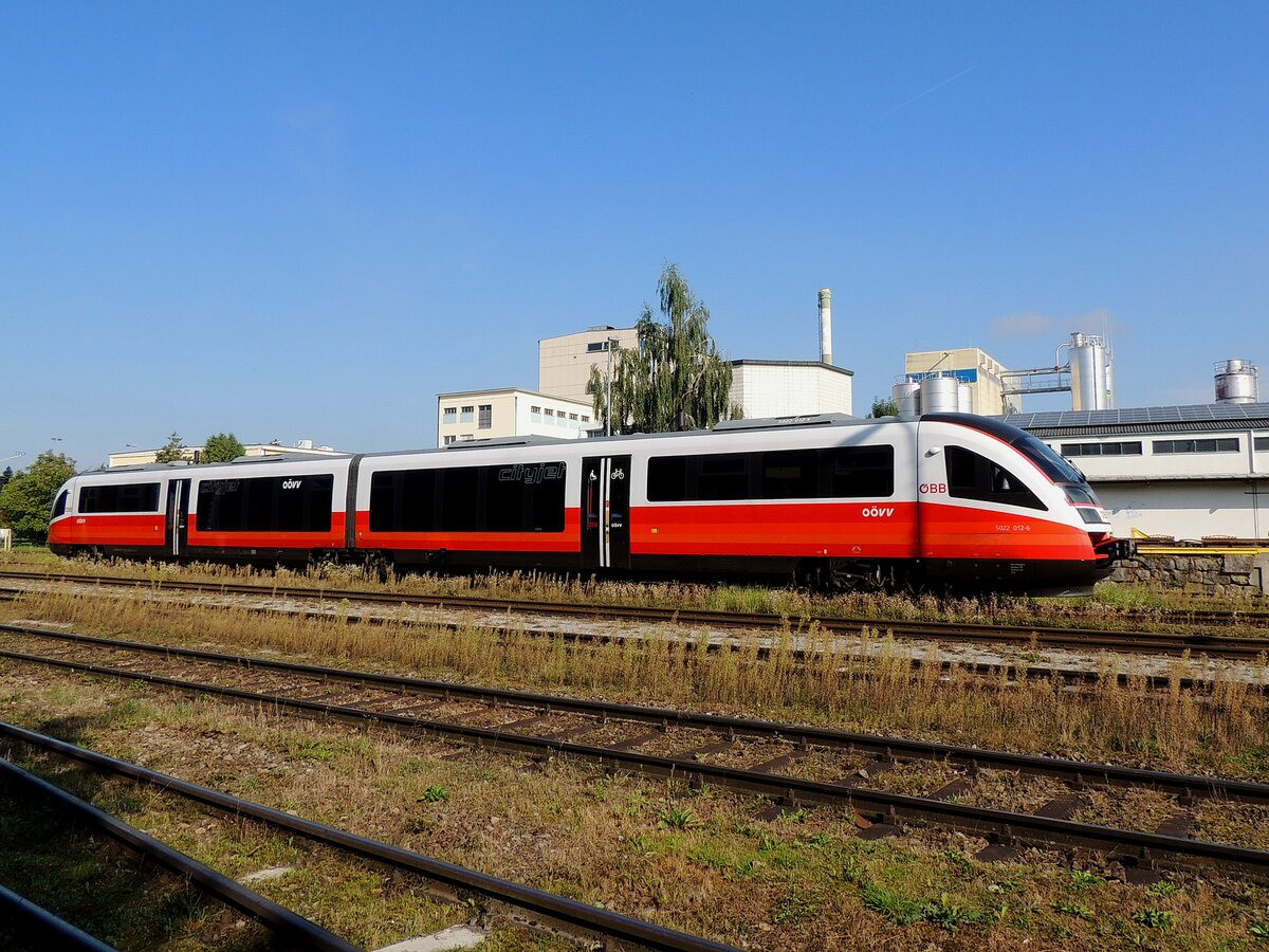 5022 012-6 erreicht mit der sonntäglichen Zugleistung R5965 den Bhf. Ried; 210912