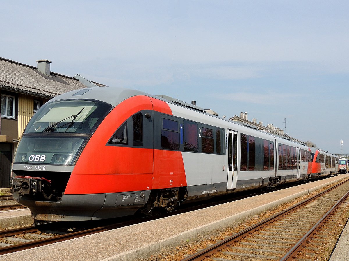 5022 012-6 wartet mit Schwestergarnitur 007-6 am Bhf. Ried auf den nächsten Einsatz; 160503