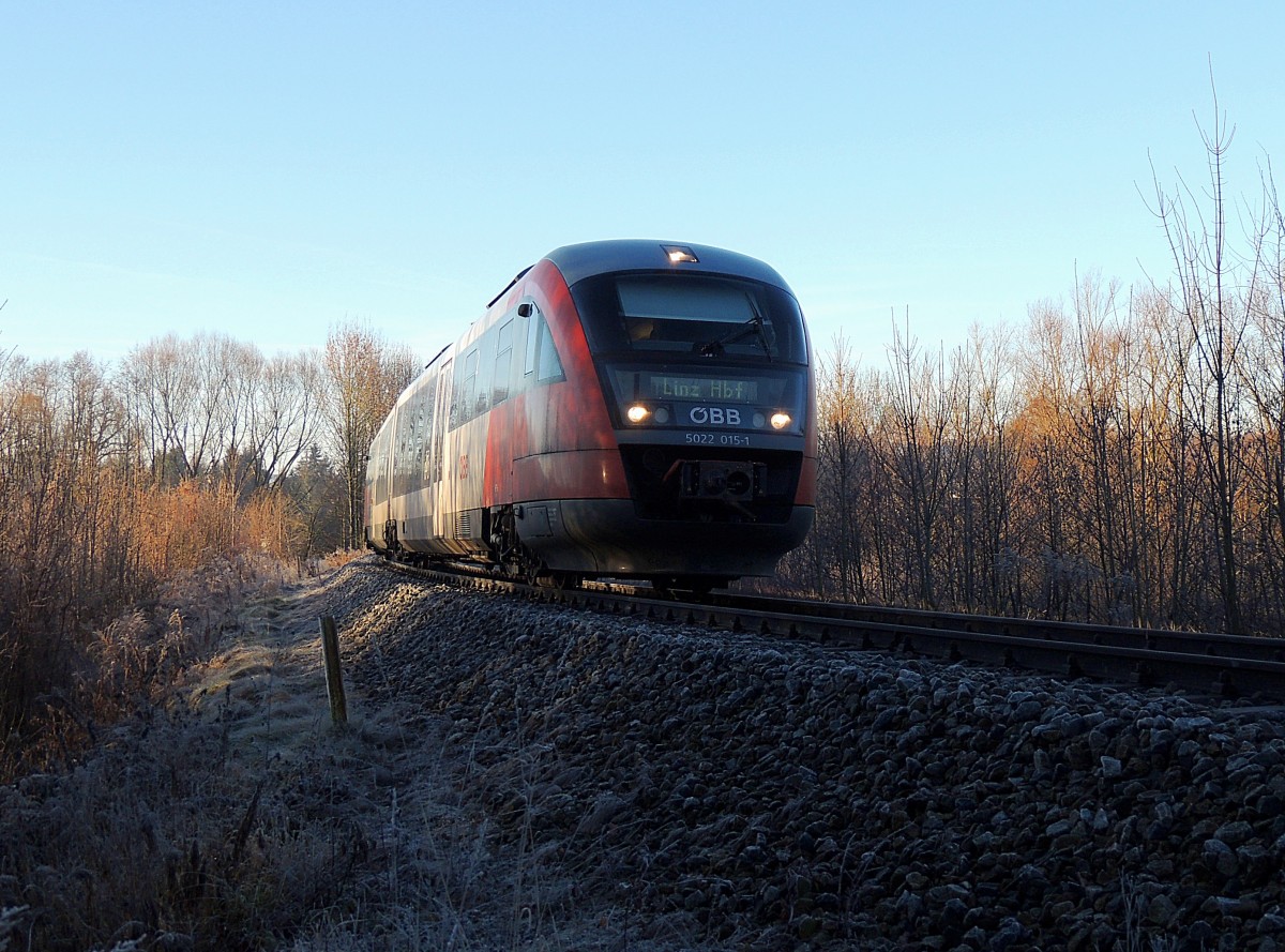 5022 015-1 eilt am Dreikönigstag auf der Innkreisbahn als REX5963 seinem nächsten Halt Pram/Haag entgegen; 140106