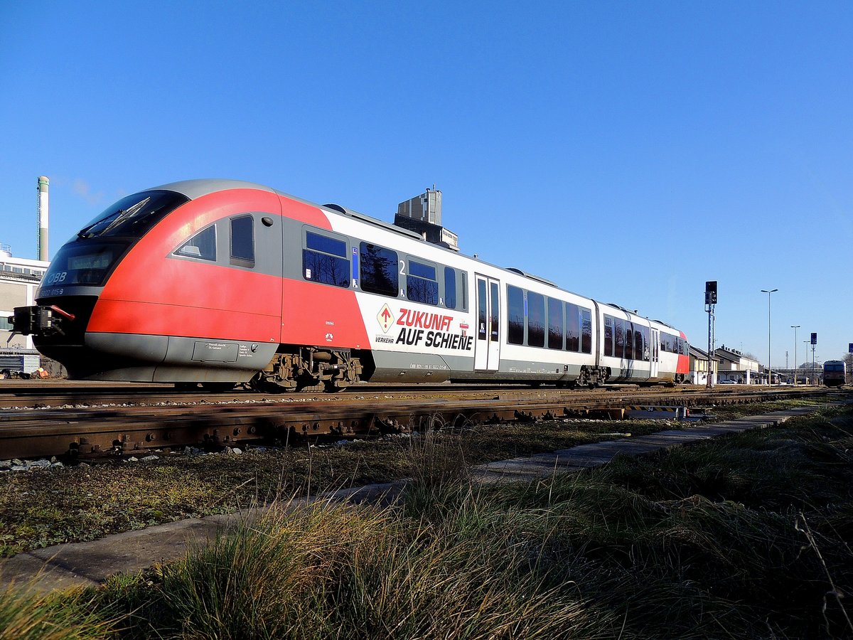 5022 015-9 entschwindet als R5968 aus dem Knotenbahnhof Ried; 160130