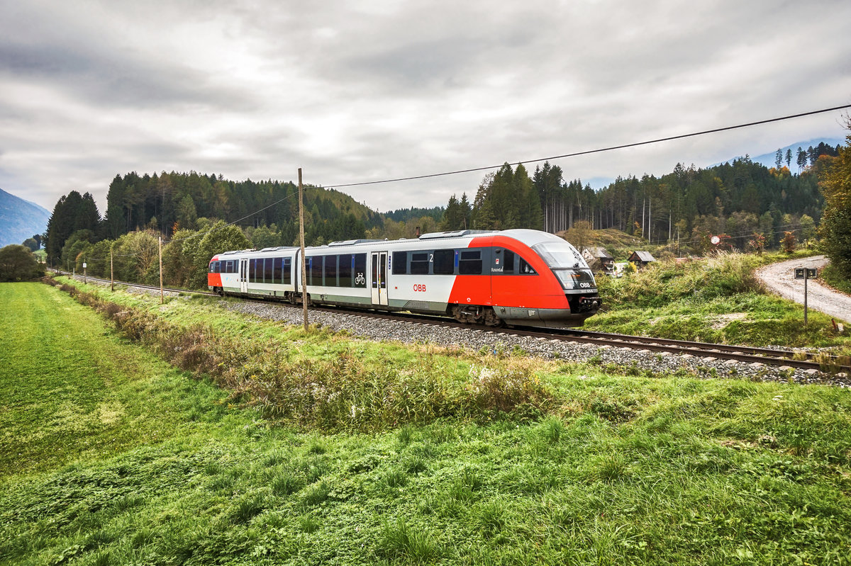 5022 016-6  Rosental  fährt als S4 4818 (Hermagor - Villach Hbf) zwischen St. Stefan-Vorderberg und Emmersdorf im Gailtal vorüber.
Aufgenommen am 1.10.2017.