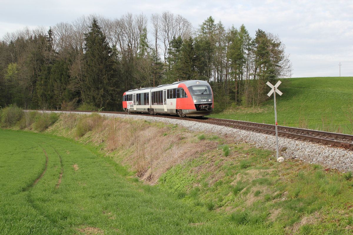 5022 016-7 als R 3219 unterwegs auf der Strecke der Almtalbahn nähert sich in Kürze der aufgelassenen Haltestelle Heiligenleithen unterwegs in Richtung Grünau im Almtal, hier bei Km 16,6 (gut sichtbar),April 2017