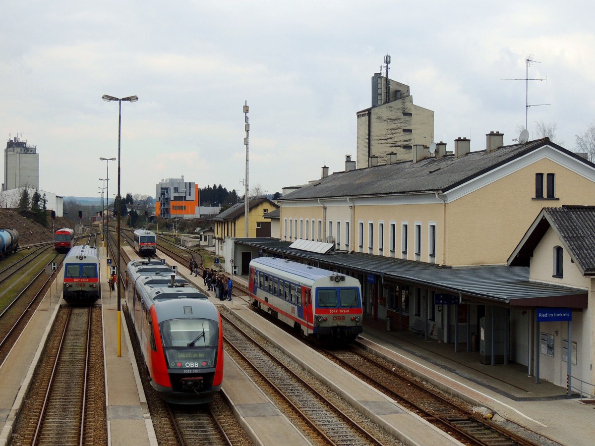 5022 019-3, als R5968; alleine gegen 4 Triebwägen der BR5047, am Bhf Ried; 150328