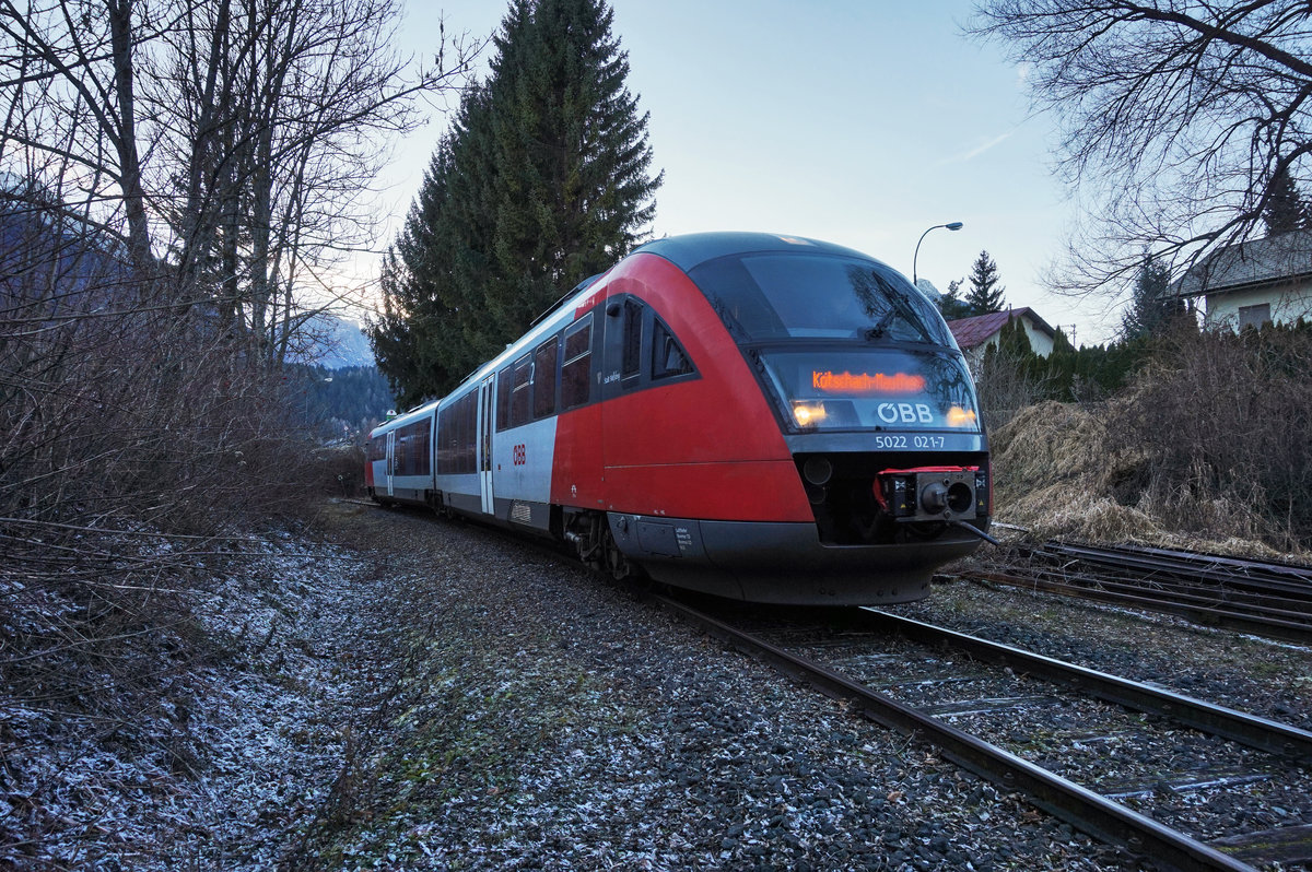 5022 021-7 abgestellt auf den letzten Meten der Gailtalbahn im Bahnhof Kötschach-Mauthen.
Aufgenommen am 8.12.2016.
