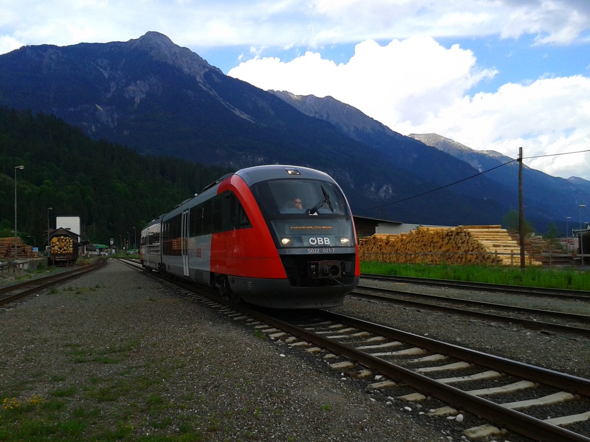 5022 021-7 als R 4811 (Villach Hbf - Kötschach-Mauthen) am 14.5.2015 bei der Einfahrt in den Bahnhof Hermagor.