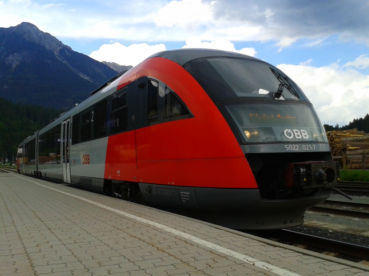 5022 021-7 als R 4811 (Villach Hbf - Kötschach-Mauthen) am 14.5.2015 im Bahnhof Hermagor.