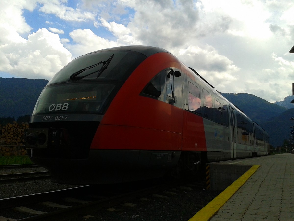 5022 021-7 als R 4811 (Villach Hbf - Kötschach-Mauthen) am 14.5.2015 im Bahnhof Hermagor.
