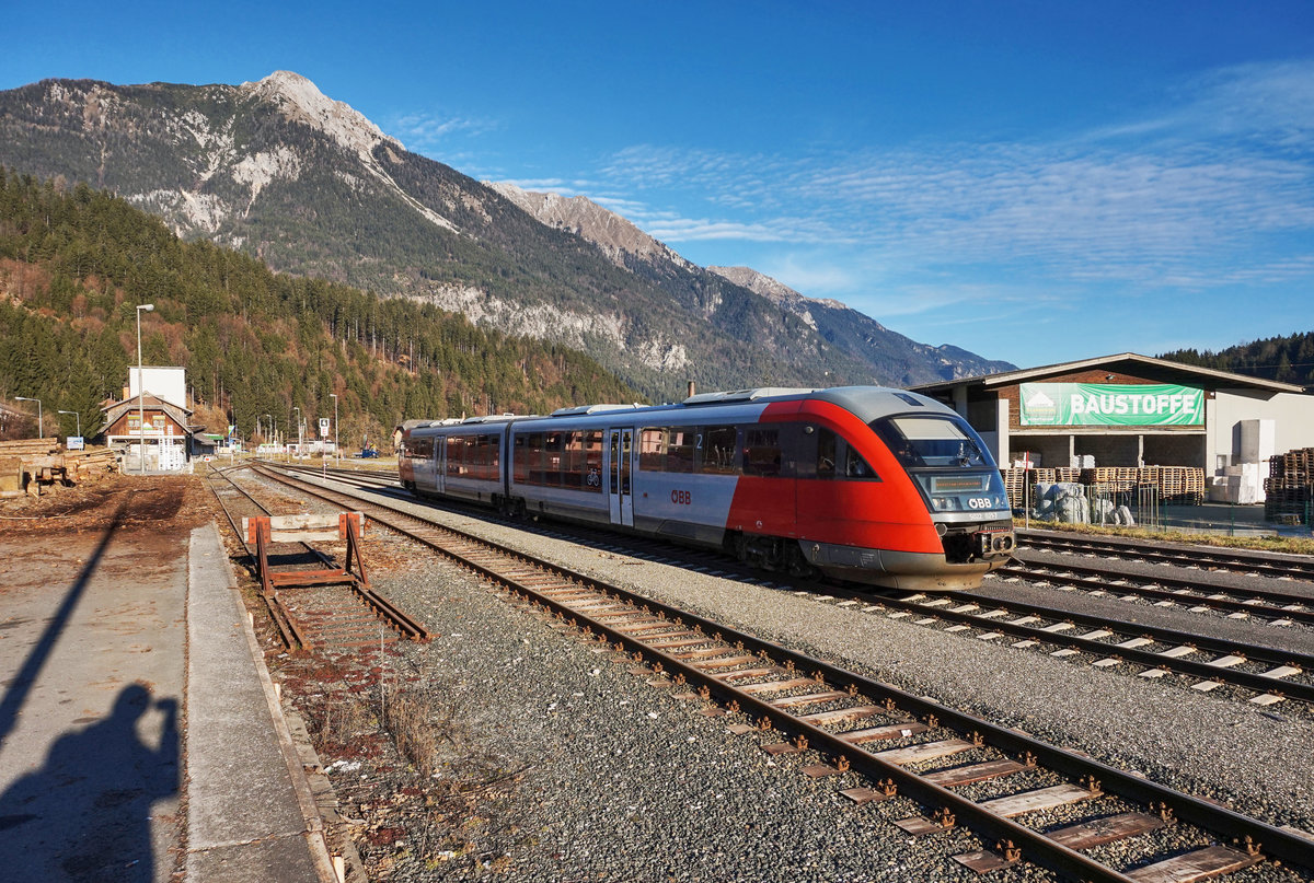 5022 021-7 fährt als R 4827 (Villach Hbf - Kötschach-Mauthen) in den Bahnhof Hermagor ein.
Aufgenommen am 8.12.2016.