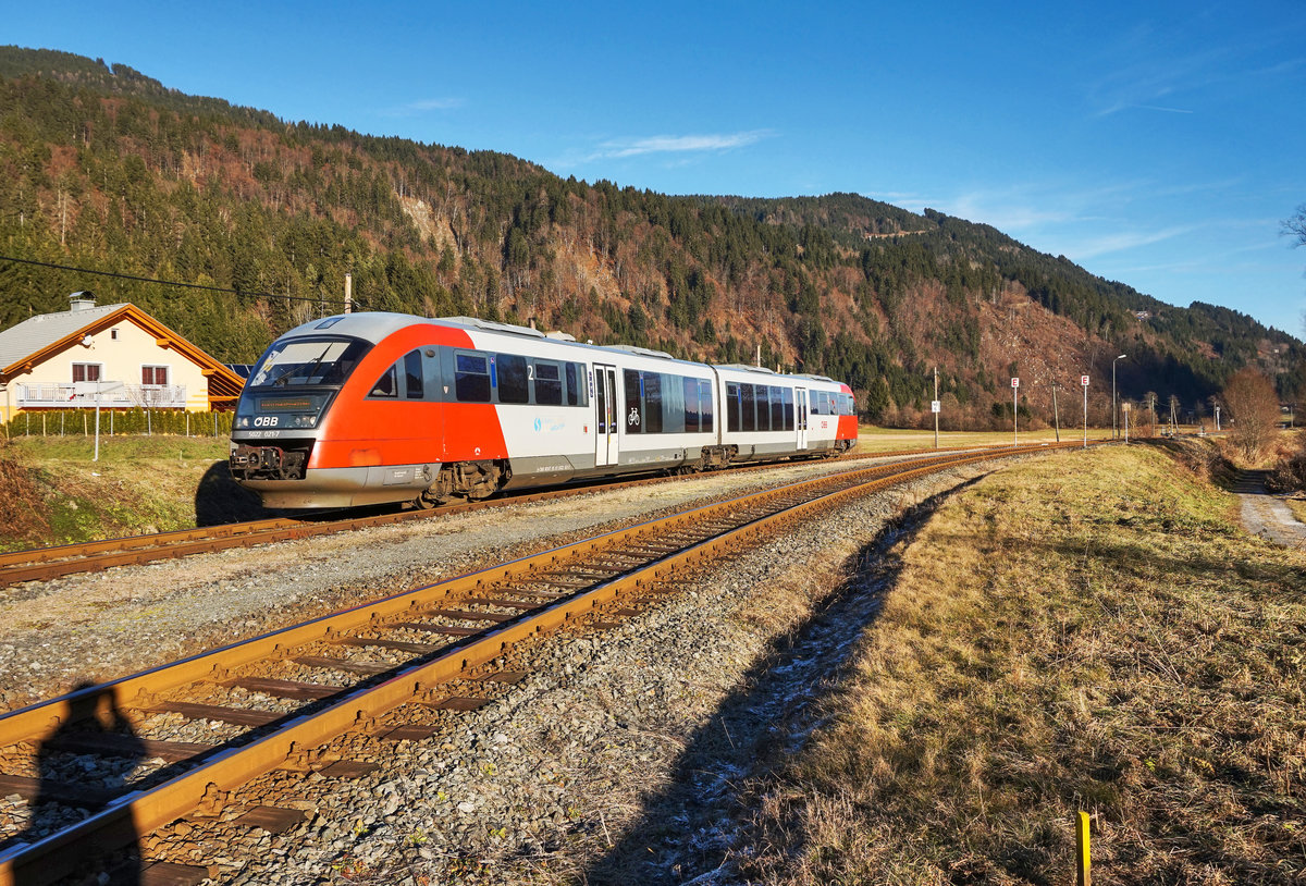 5022 021-7 fährt als R 4827 (Villach Hbf - Kötschach-Mauthen) in den Bahnhof Rattendorf-Jenig ein.
Aufgenommen am 8.12.2016.