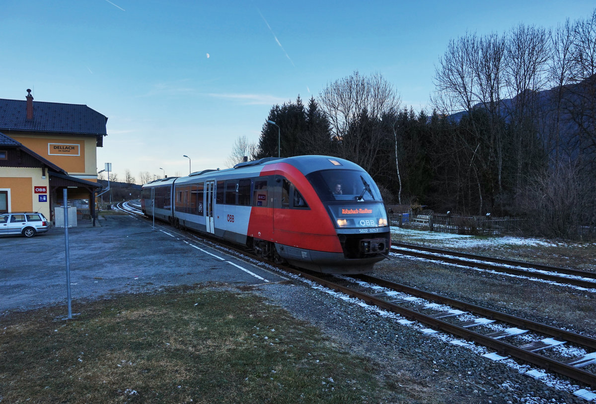 5022 021-7 fährt als R 4827 (Villach Hbf - Kötschach-Mauthen) aus dem Bahnhof Dellach im Gailtal aus.
Aufgenommen am 8.12.2016.