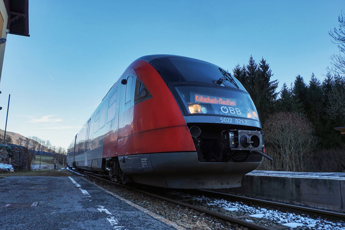 5022 021-7 hält als R 4827 (Villach Hbf - Kötschach-Mauthen) im Bahnhof Dellach im Gailtal.
Aufgenommen am 8.12.2016.