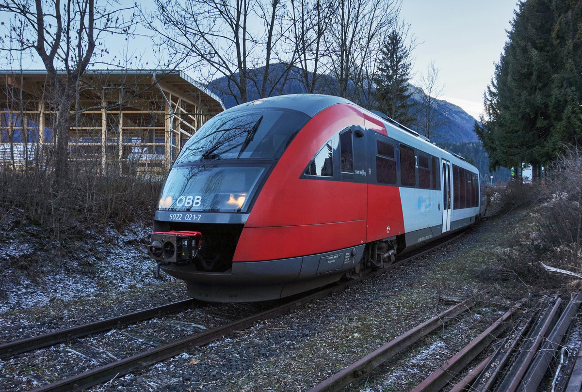 5022 021-7 ist hier abgestellt auf den letzten Meten der Gailtalbahn im Bahnhof Kötschach-Mauthen.

So dies ist nun das letzte Bild meiner Abschiedsserie der Gailtalbahn. Zu hoffen bleibt aber, dass dies nicht das letzte Bild von einem Zug hier bleiben wird.

Aufgenommen am 8.12.2016.