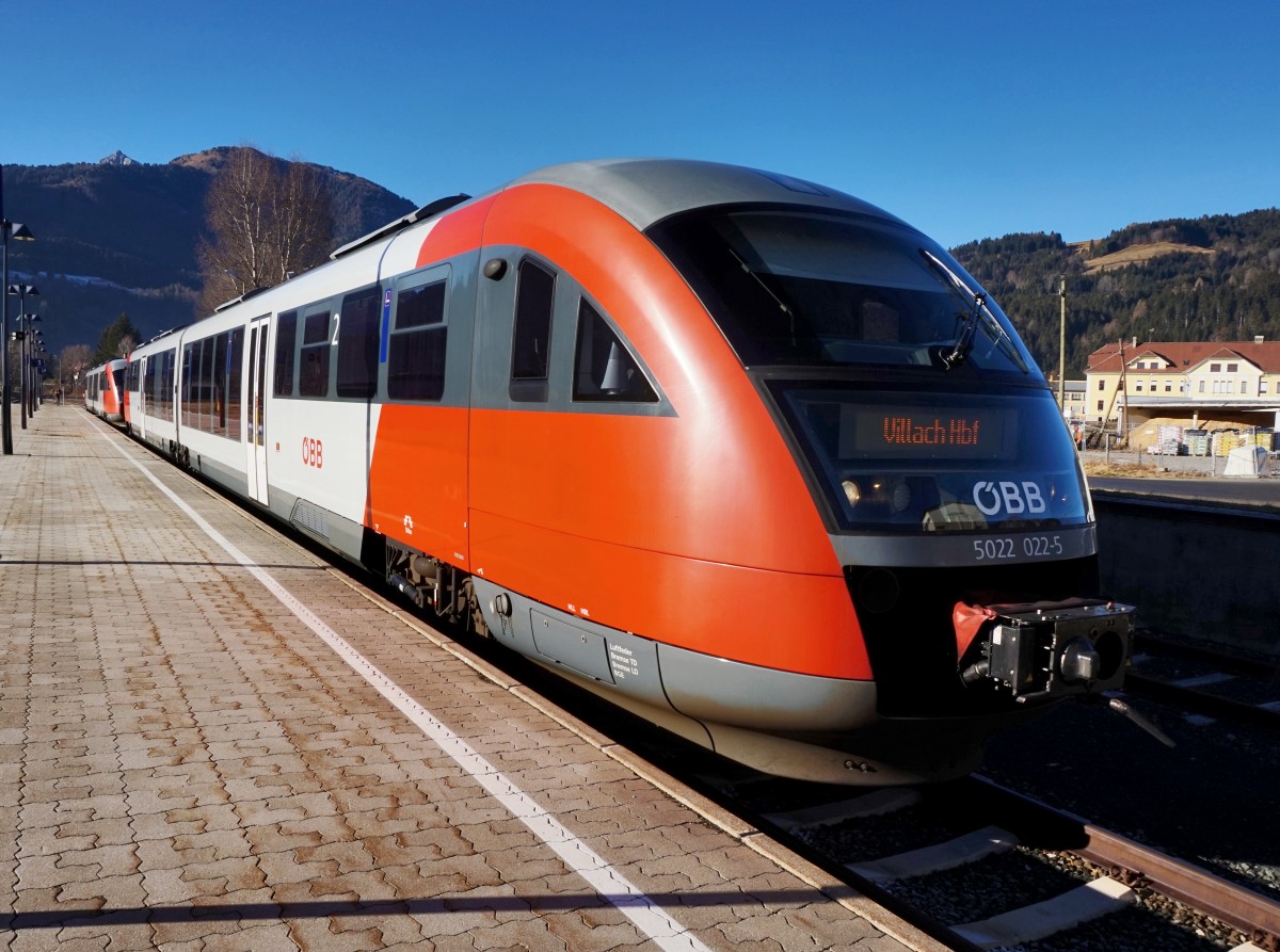 5022 022-5 als R 4812 (Kötschach-Mauthen - Villach Hbf) am 27.12.2015 im Bahnhof Kötschach-Mauthen.
