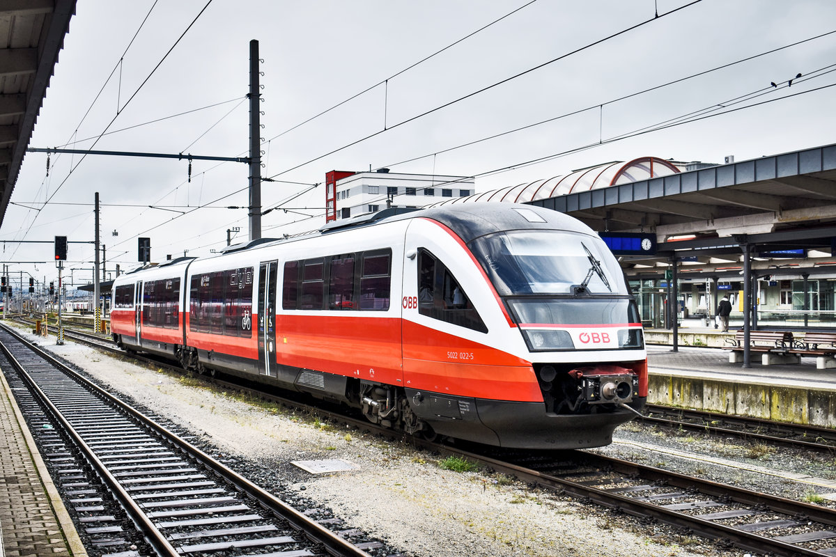 5022 022-5 steht am 19.11.2019 abgestellt in Villach Hbf.

In gut drei Wochen wird die Zeit der Dieseltriebwagen in Villch ein Ende haben, denn dann wird auch im Gailtal bis Hermagor elektrisch gefahren.
Natürlich ist zusätzlich zu erwähnen, dass die 5022er derzeit schon, im Wechsel mit 4746ern, nur mehr auf der elektrifizierten Strecke bis Arnoldstein verkehren, da im Gailtal aufgrund der Bauarbeiten ein Schienenersatzverkehr eingerichtet ist.