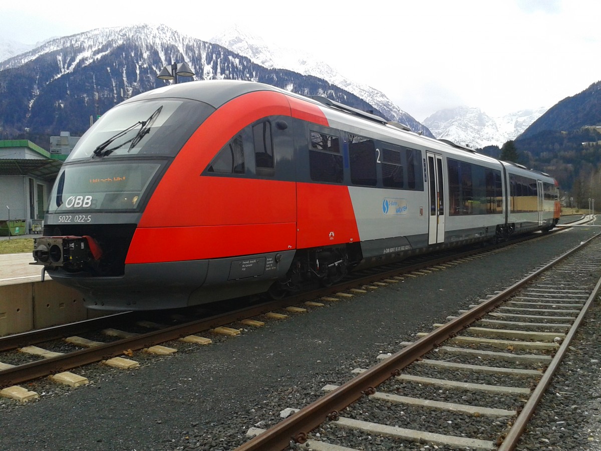 5022 022-5 wartet am 2.4.2015 im Bahnhof Kötschach-Mauthen auf seine Abfahrt als R 4816 nach Villach Hbf
