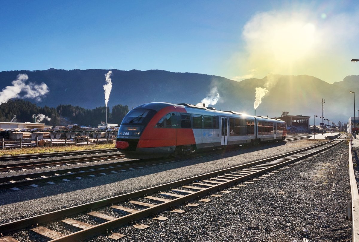 5022 023-3  Hermagor-Pressegger See  fährt als R 4814 (Kötschach-Mauthen - Villach Hbf) aus dem Bahnhof Hermagor aus.
Aufgenommen am 8.12.2016.