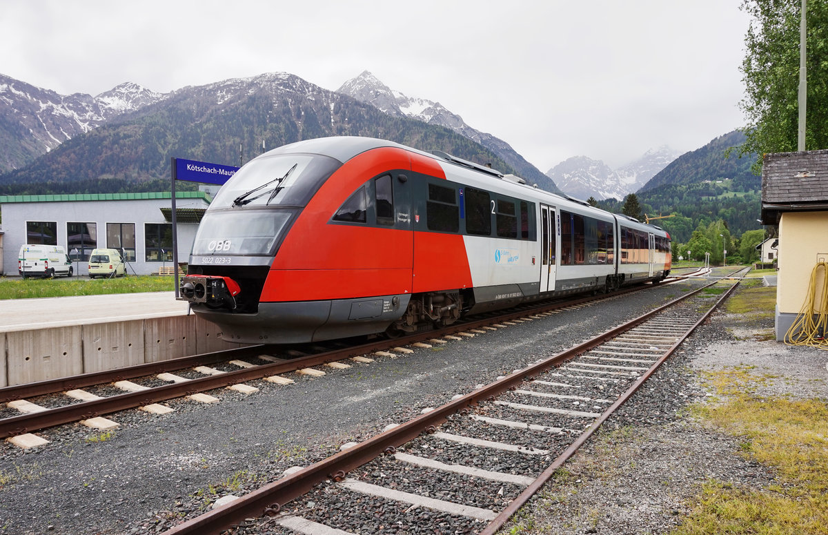 5022 023-3 wartet am 14.5.2016 im Bahnhof Kötschach-Mauthen, um eine Stunde später als R 4816 wieder zurück nach Villach Hbf zu fahren.