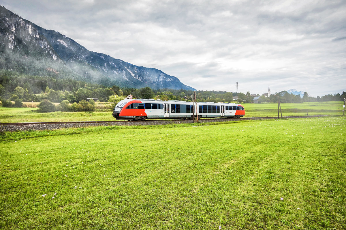 5022 024-1  ARNOLDSTEIN Dreiländereck  fährt als S4 4819 (Villach Hbf - Hermagor) zwischen Görtschach-Förolach und Pressegger See vorüber.
Aufgenommen am 6.9.2017.