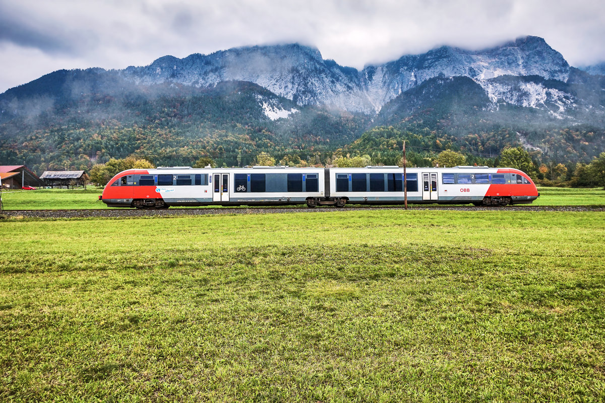 5022 024-1  ARNOLDSTEIN Dreiländereck  fährt als S4 4817 (Villach Hbf - Hermagor) bei Nötsch vorüber.
Aufgenommen am 1.10.2017.