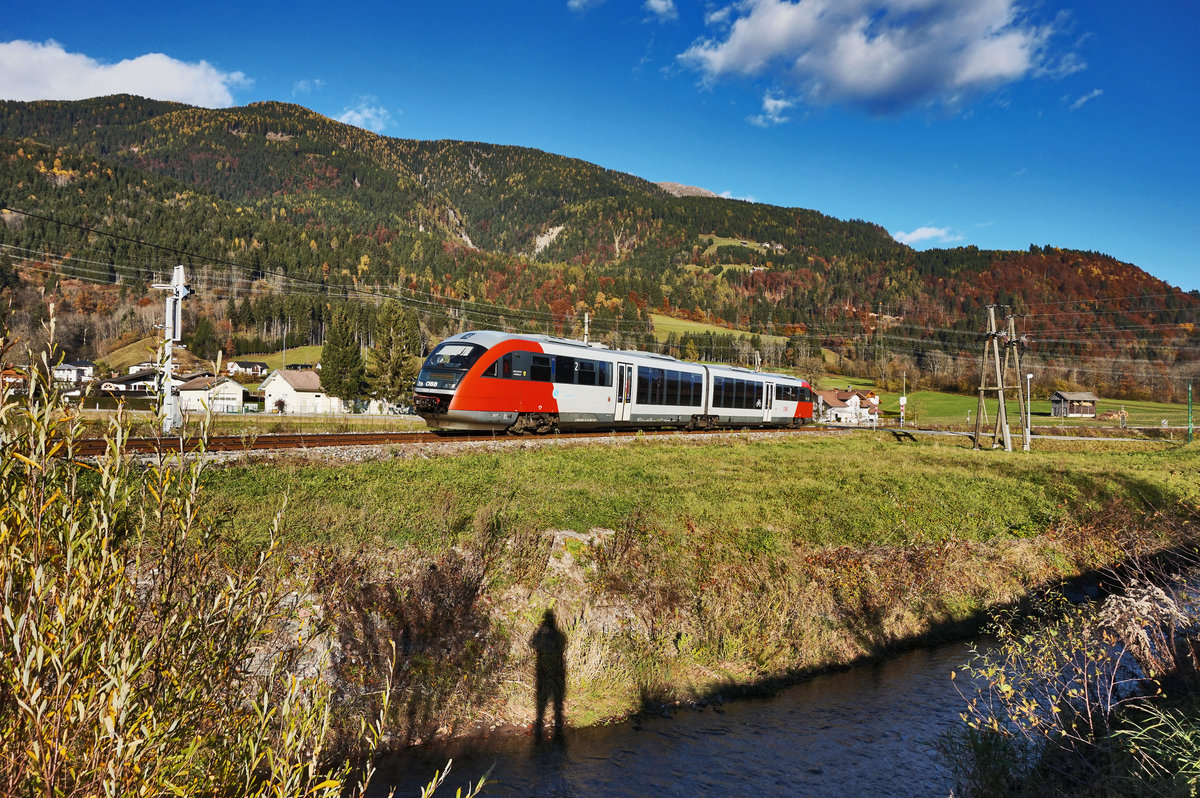 5022 024-1 fährt als R 4827 (Villach Hbf - Kötschach-Mauthen), kurz vor dem Bahnhof Kötschach-Mauthen vorüber.
Aufgenommen am 30.10.2016.

Ein 5022 wird hier zwar schon in einem Monat nicht mehr unterwegs sein, aber wenn alles gut geht, wird der  Verein Gailtalbahn  hier nächstes Jahr im Mai schon die erste Sonderfahrt durchführen.
Mehr Infos zum Verein gibt es hier: http://www.meinbezirk.at/hermagor/lokales/verein-gailtalbahn-ordentliche-generalversammlung-d1911292.html