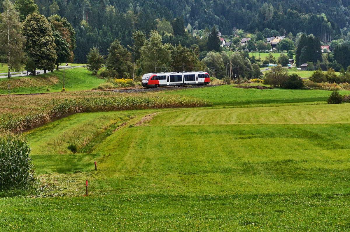 5022 025-8  St. Paul/Lavanttal  fährt als R 4807 (Villach Hbf - Kötschach-Mauthen), zwischen Waidegg und Kirchbach im Gailtal vorüber.
Aufgenommen am 6.9.2016.