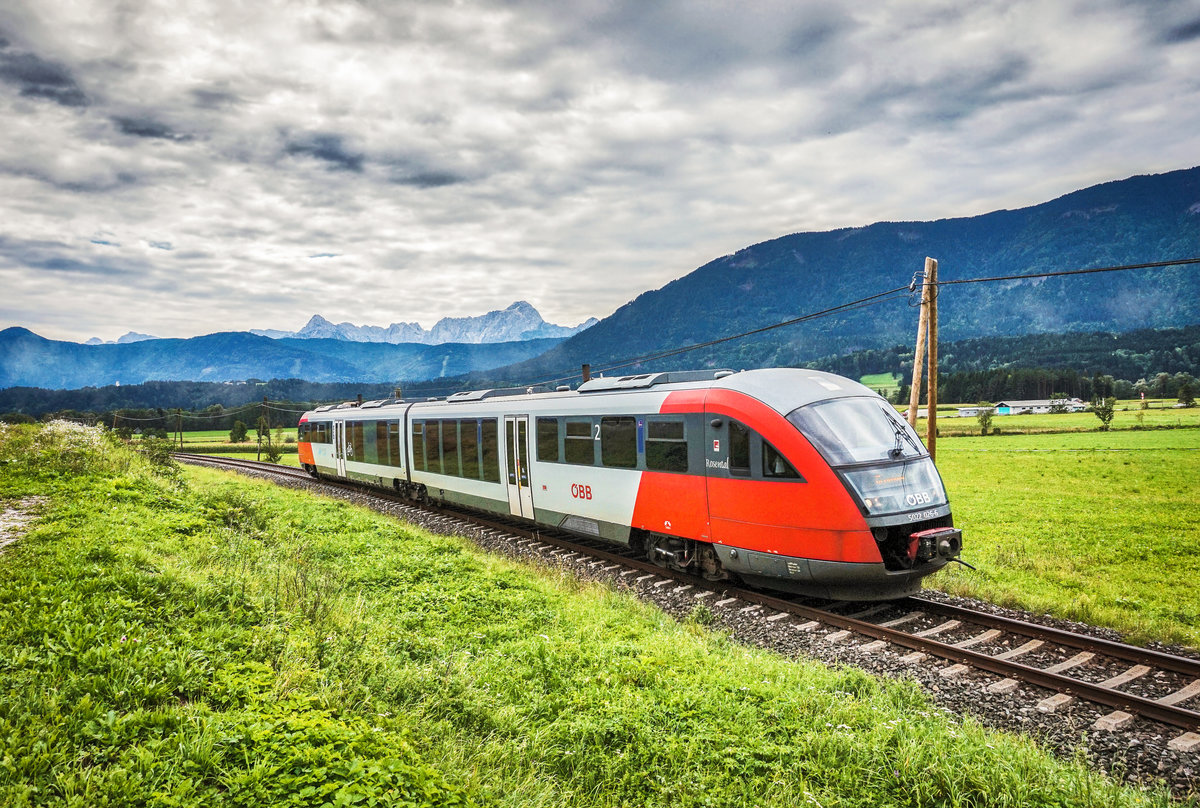 5022 026-6  Rosental  fährt als S4 4815 (Villach Hbf - Hermagor) kurz vor Nötsch vorüber.
Aufgenommen am 6.9.2017.