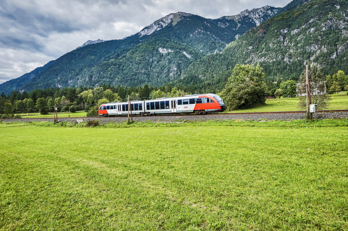 5022 027-4 fährt als S4 4820 (Hermagor - Villach Hbf) zwischen Pressegger See und Görtschach-Förolach vorüber.
Aufgenommen am 6.9.2017.