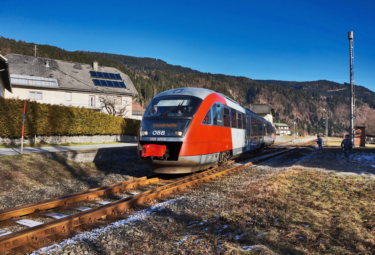 5022 029-0  St. Andrä/Lavanttal  fährt als R 4807 (Villach Hbf - Kötschach-Mauthen) aus dem Bahnhof Rattendorf-Jenig aus.
Aufgenommen am 8.12.2016.