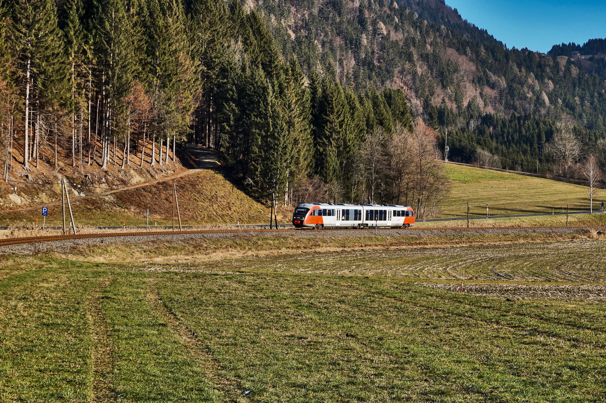 5022 029-0  St. Andrä/Lavanttal  fährt als R 4807 (Villach Hbf - Kötschach-Mauthen) zwischen Waidegg und Kirchbach im Gailtal vorüber.
Aufgenommen am 8.12.2016.