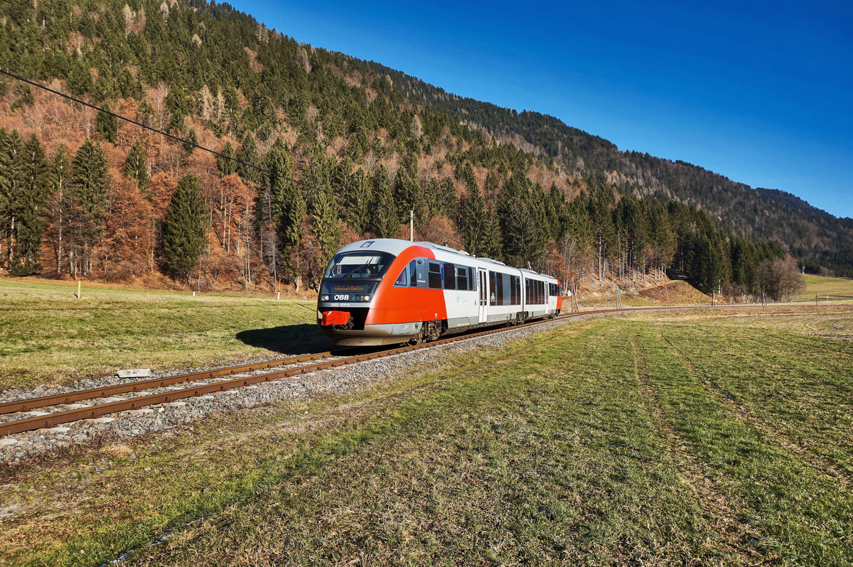 5022 029-0  St. Andrä/Lavanttal  fährt als R 4807 (Villach Hbf - Kötschach-Mauthen) zwischen Waidegg und Kirchbach im Gailtal vorüber.
Aufgenommen am 8.12.2016.