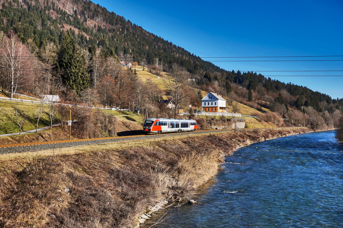 5022 029-0  St. Andrä/Lavanttal  ist kurz vor der Haltestelle Watschig als R 4807 von Villach Hbf nach Kötschach-Mauthen unterwegs.
Aufgenommen am 8.12.2016.

In nur zwei Tagen ist es soweit, da wird der letzte Zug hier vorbeifahren. Es bleibt also nur zu hoffen, dass für unseren Verein alles gut läuft und ein Bild von einem 5022 in einigen Jahren wieder möglich sein wird.