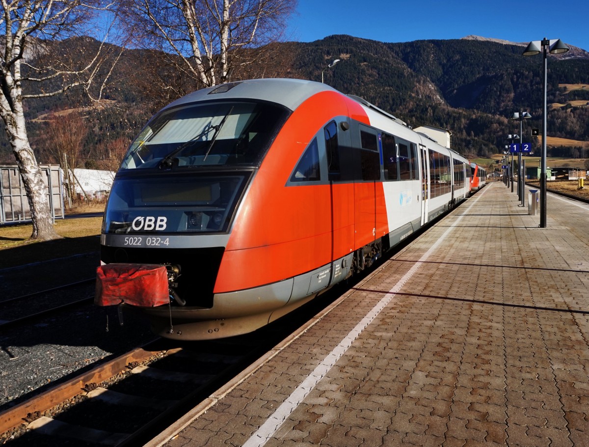 5022 032-4 am 27.12.2015 im Bahnhof Kötschach-Mauthen.