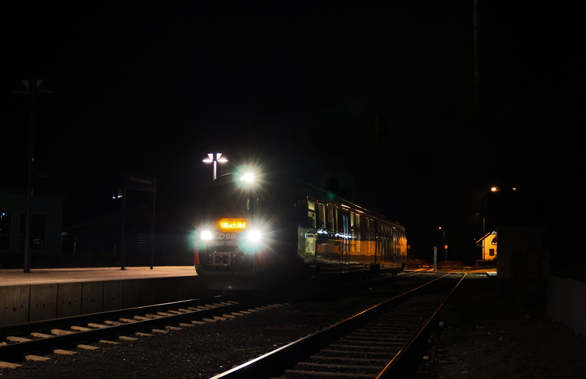 5022 032-4 wartet als R 4820 im abendlichen Bahnhof Kötschach-Mauthen, auf seine Abfahrt nach Villach Hbf.
Aufgenommen am 30.10.2016.